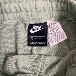 Nike Sportswear Swoosh Women's Green
Cargo Shorts Size XS🪷